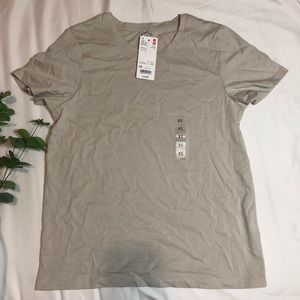 Uniqlo NWT Gray taupe solid color t shirt